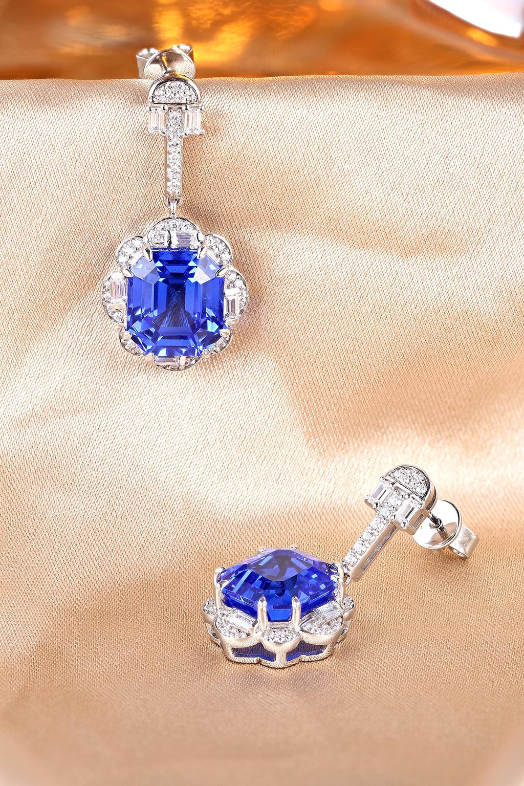 S925 silver earrings, well - made clasp. Halo - set deep - blue lab - grown cobalt spinel, sparkling color, classic round sha