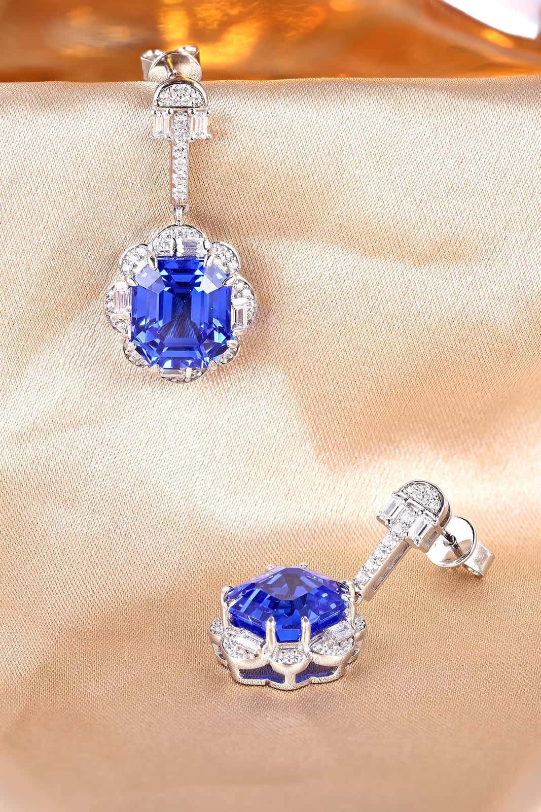 S925 silver earrings, well - made clasp. Halo - set deep - blue lab - grown cobalt spinel, sparkling color, classic round sha