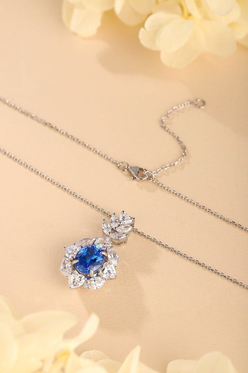 S925 silver with an exquisite clasp, floral design sets off cobalt spinel, the deep blue is eye-catching.