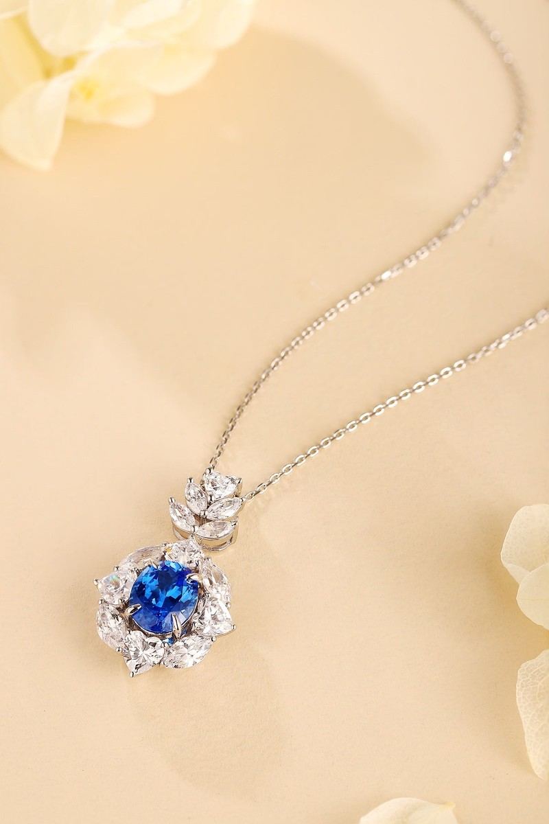 This silver jewelry is made of S925, with a unique clasp design, the cobalt spinel blue shines amidst diamonds.