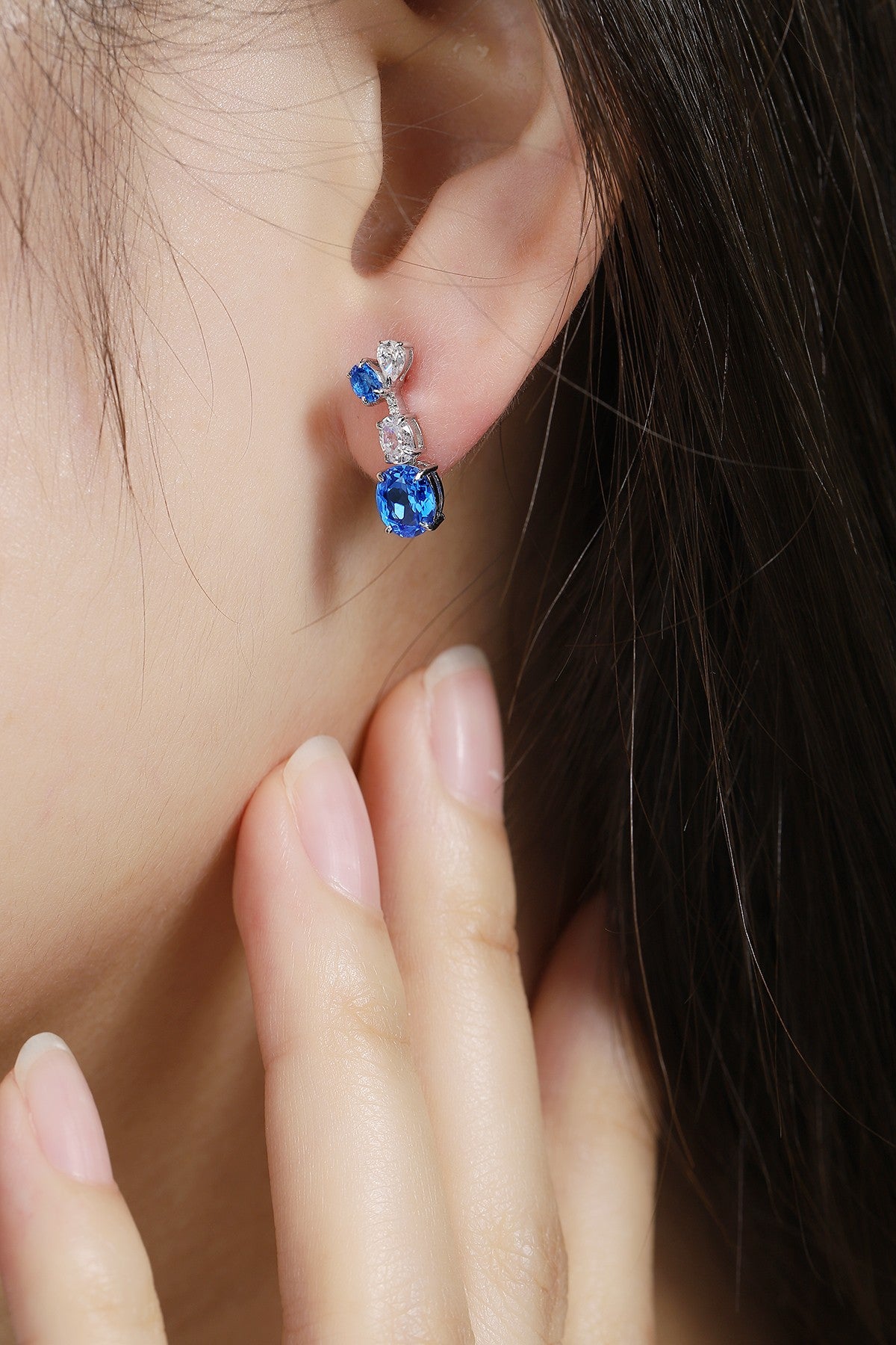 The earrings made of S925 silver have a delicate clasp design. The oval - shaped blue gemstones with fresh color bring a live