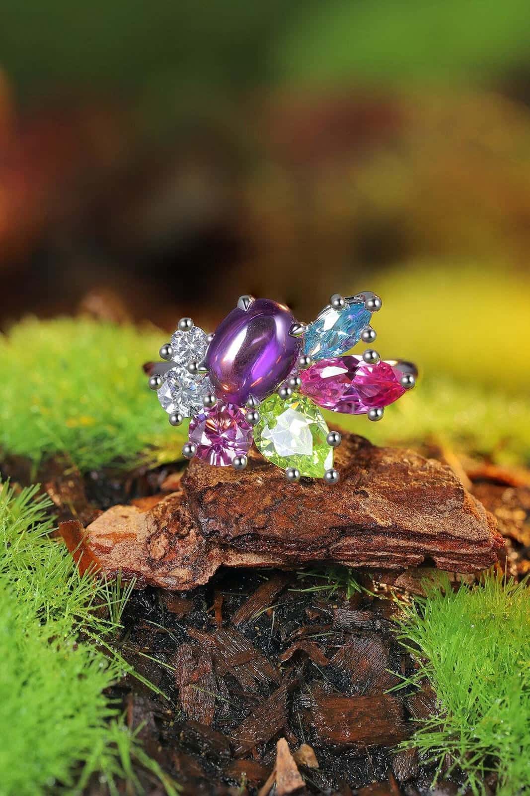 The ring surface is set with colored gemstones such as amethyst, featuring rich and gorgeous colors.