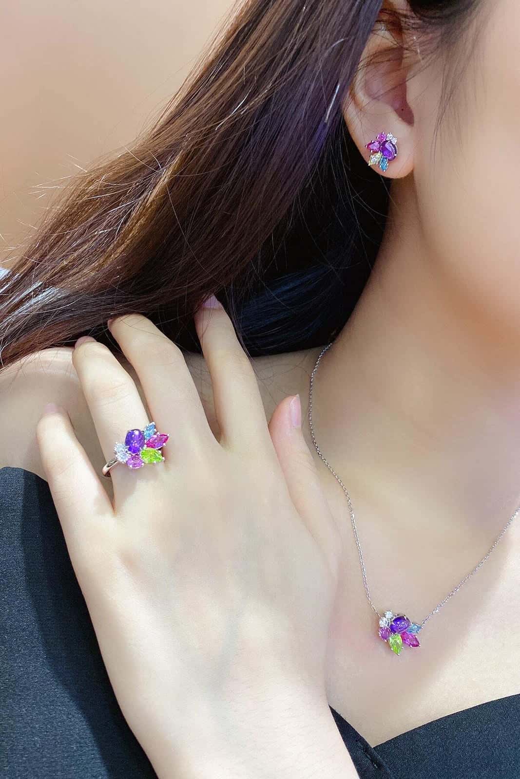 The combination of the material and gemstones is harmonious, showcasing an elegant temperament.