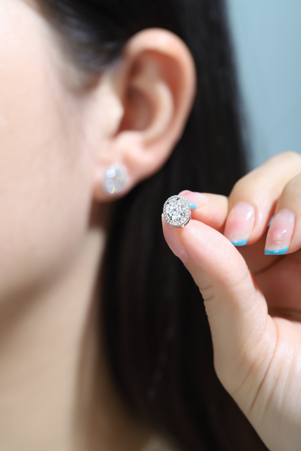 Made of S925 silver, practical clasp design, clear oval cubic zirconia emits a fresh feel.