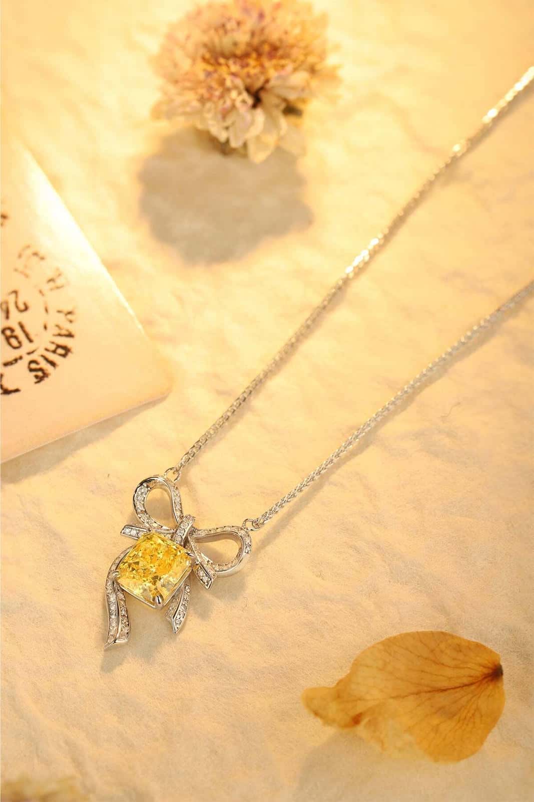 S925 silver necklace, chain and clasp well - made. Bow - shaped yellow diamond pendant, vivid color, sweet shape.