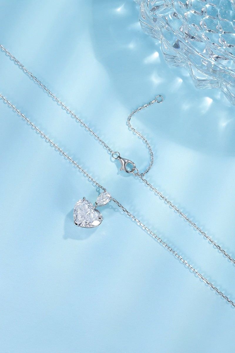 S925 silver necklace with delicate details. Heart - shaped white diamond pendant, clean color, beautiful shape.