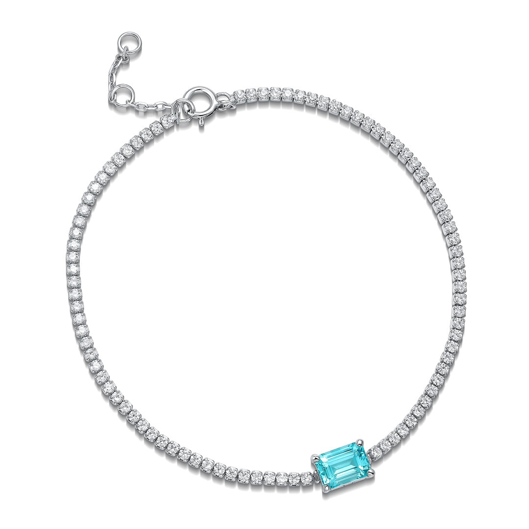 S925 silver bracelet, with a simple clasp. Features a rectangular blue lab-grown diamond, surrounded by small diamonds, linea