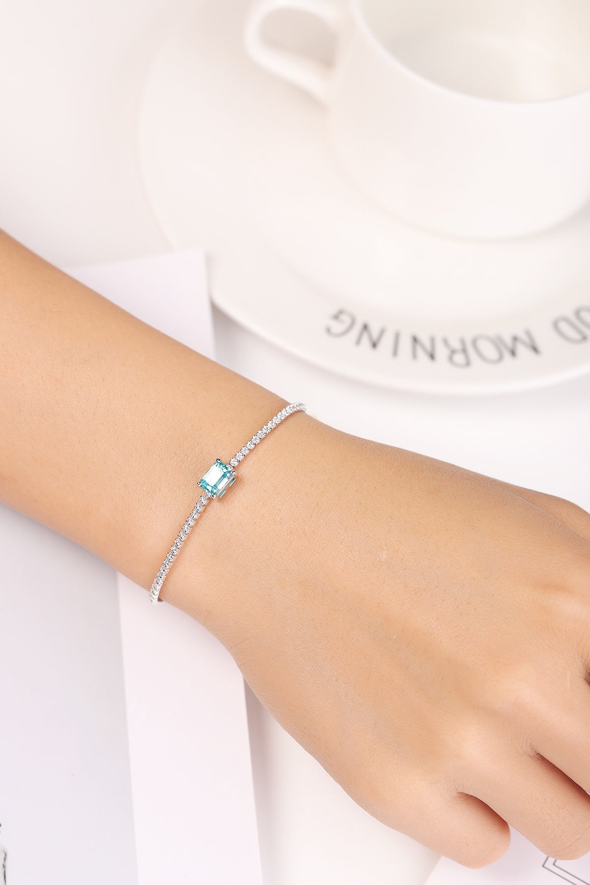 The S925 silver bracelet features a sturdy clasp. Blue rectangular lab - grown diamond with diamond chain, classic linear sha