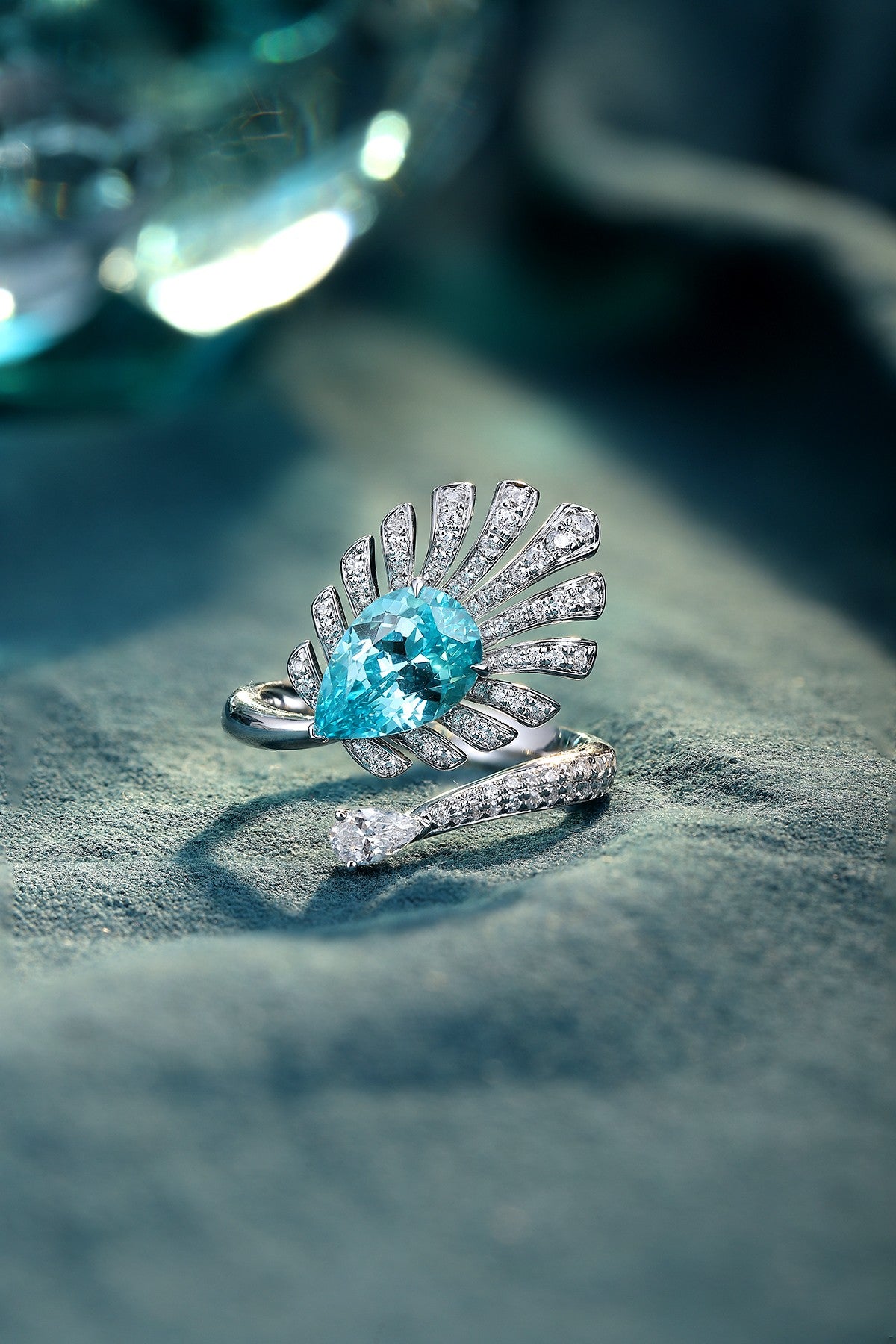 The main stone is a lab-grown Paraíba tourmaline with a sea-like clear and dazzling color.