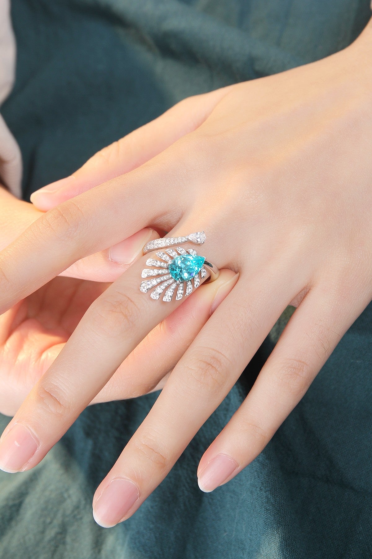 The material combination is harmonious, with bright colors showcasing fashionable charm.