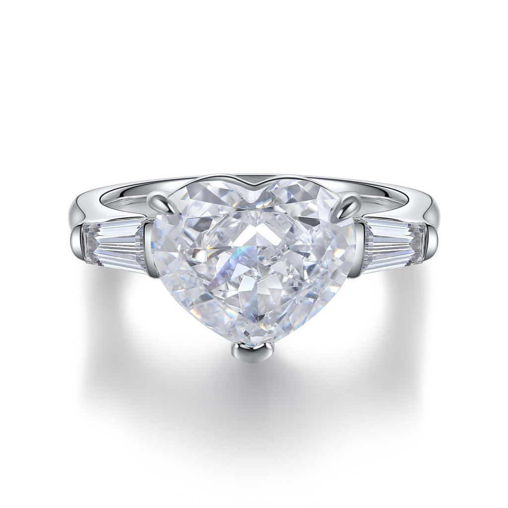 The S925 silver ring with an open-end design has an exquisite setting inlaid with a heart-shaped colorless cubic zirconia. It