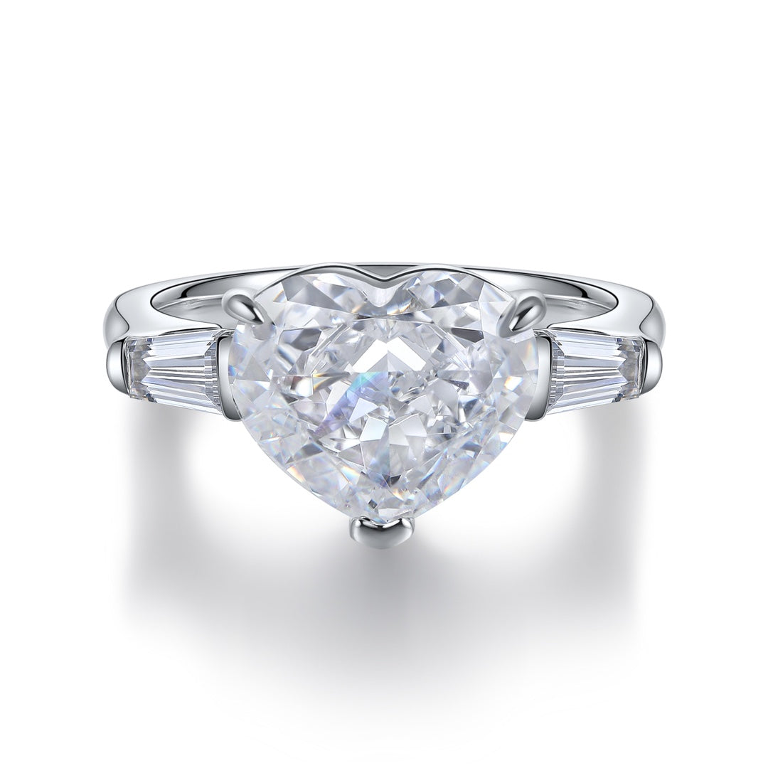 The S925 silver ring with an open-end design has an exquisite setting inlaid with a heart-shaped colorless cubic zirconia. It