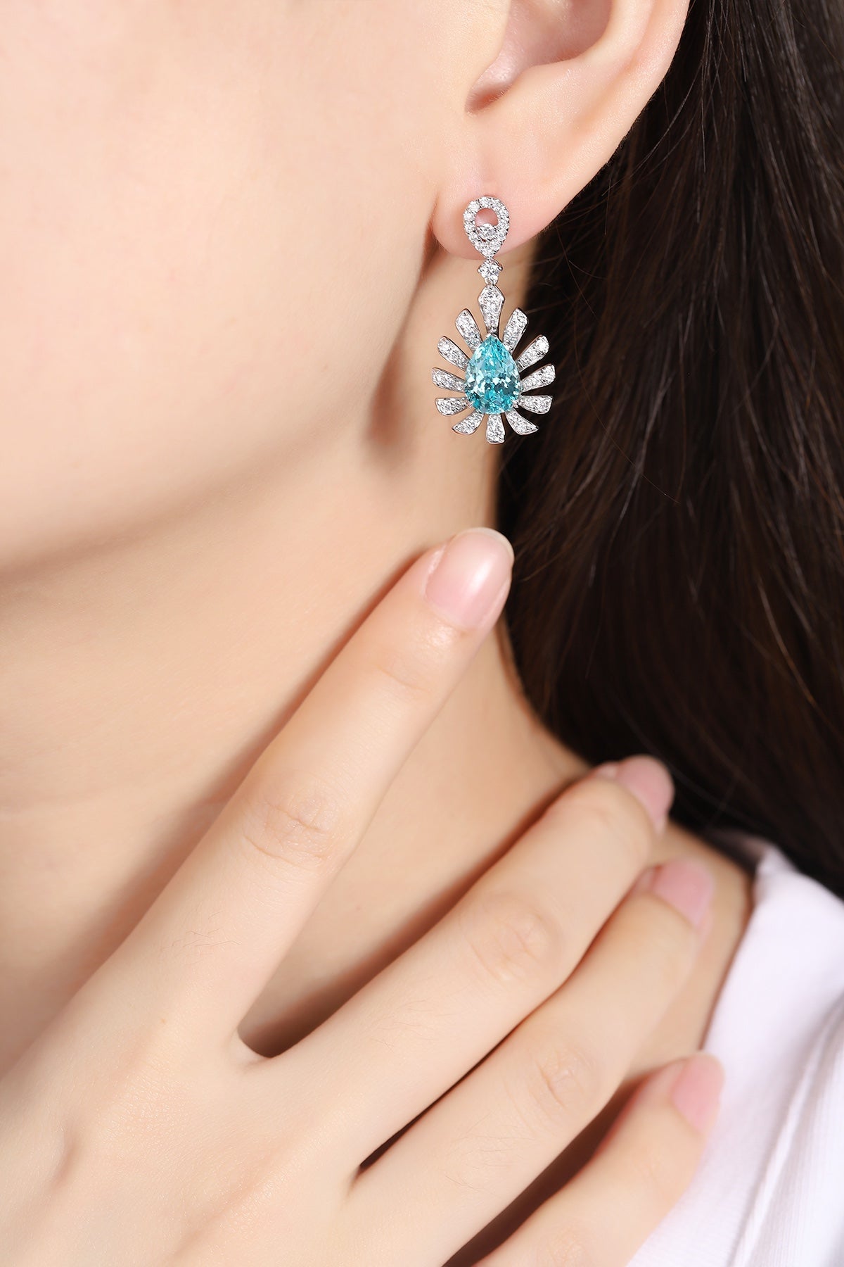 This pair of earrings uses S925 silver with reliable and practical ear-hook designs. The charming lab-grown Paraiba at the ce