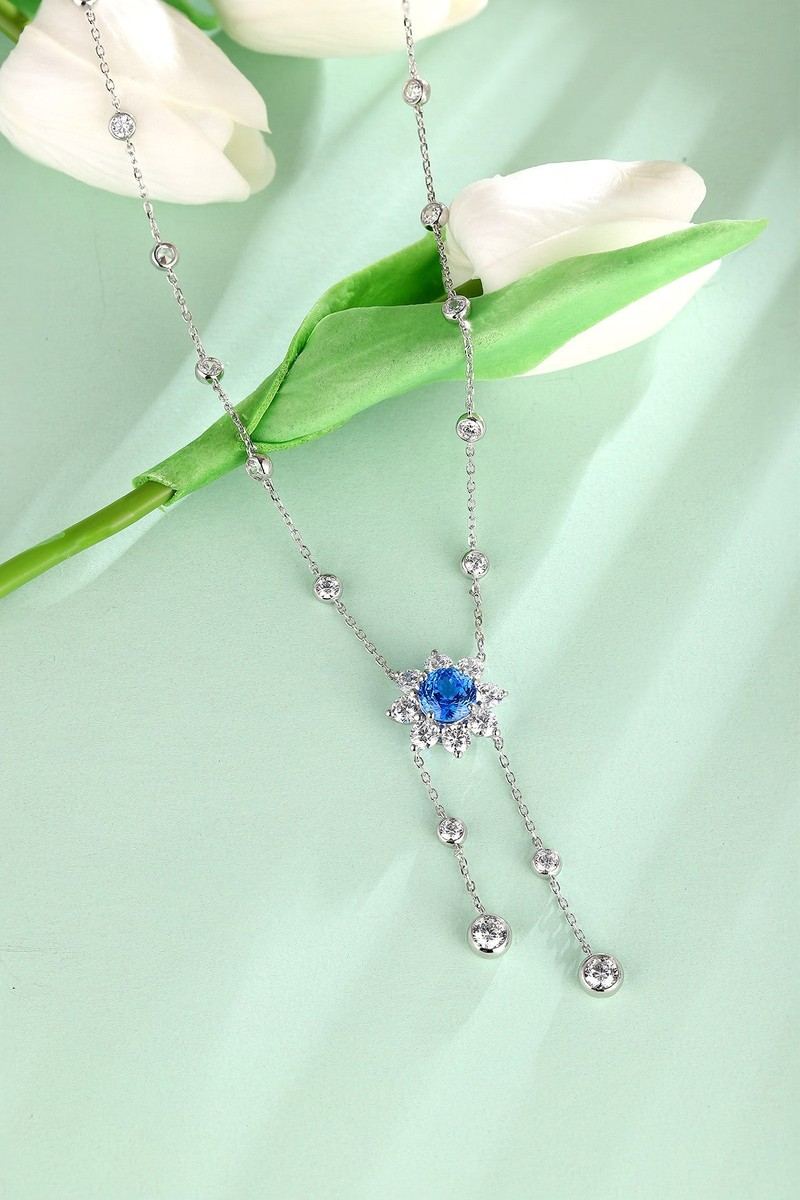 This S925 silver necklace has a practical clasp. Features a floral deep-blue gemstone with dangling diamond details, nice des