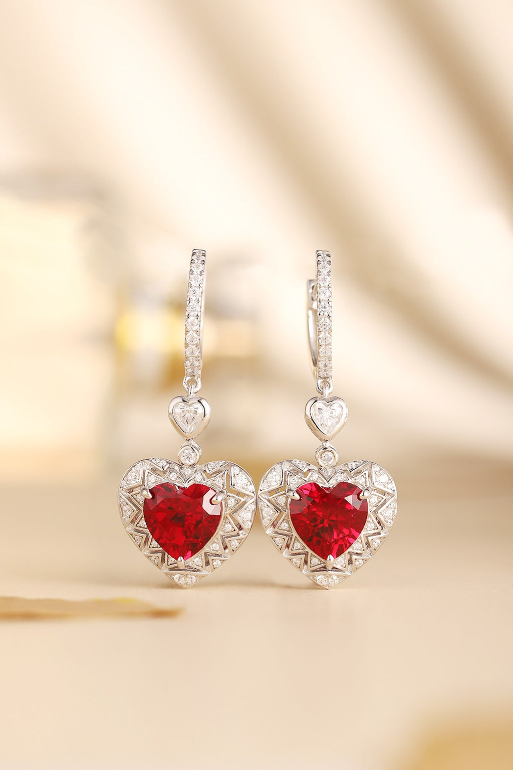 The S925 silver earrings feature smart and practical ear hook and clasp designs. The main stones are passionate heart-shaped 