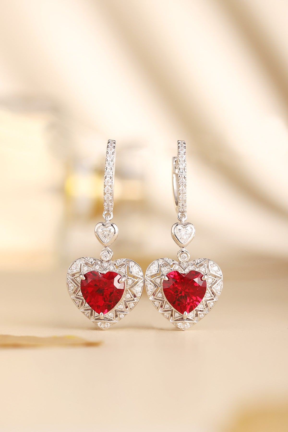 The S925 silver earrings feature smart and practical ear hook and clasp designs. The main stones are passionate heart-shaped 