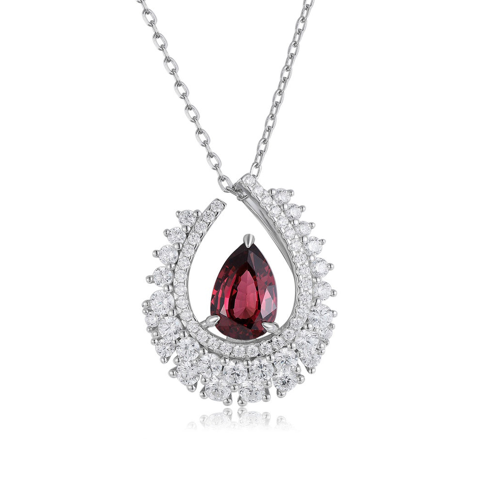 This pendant is made of S925 silver,  featuring an elegant overall look.
