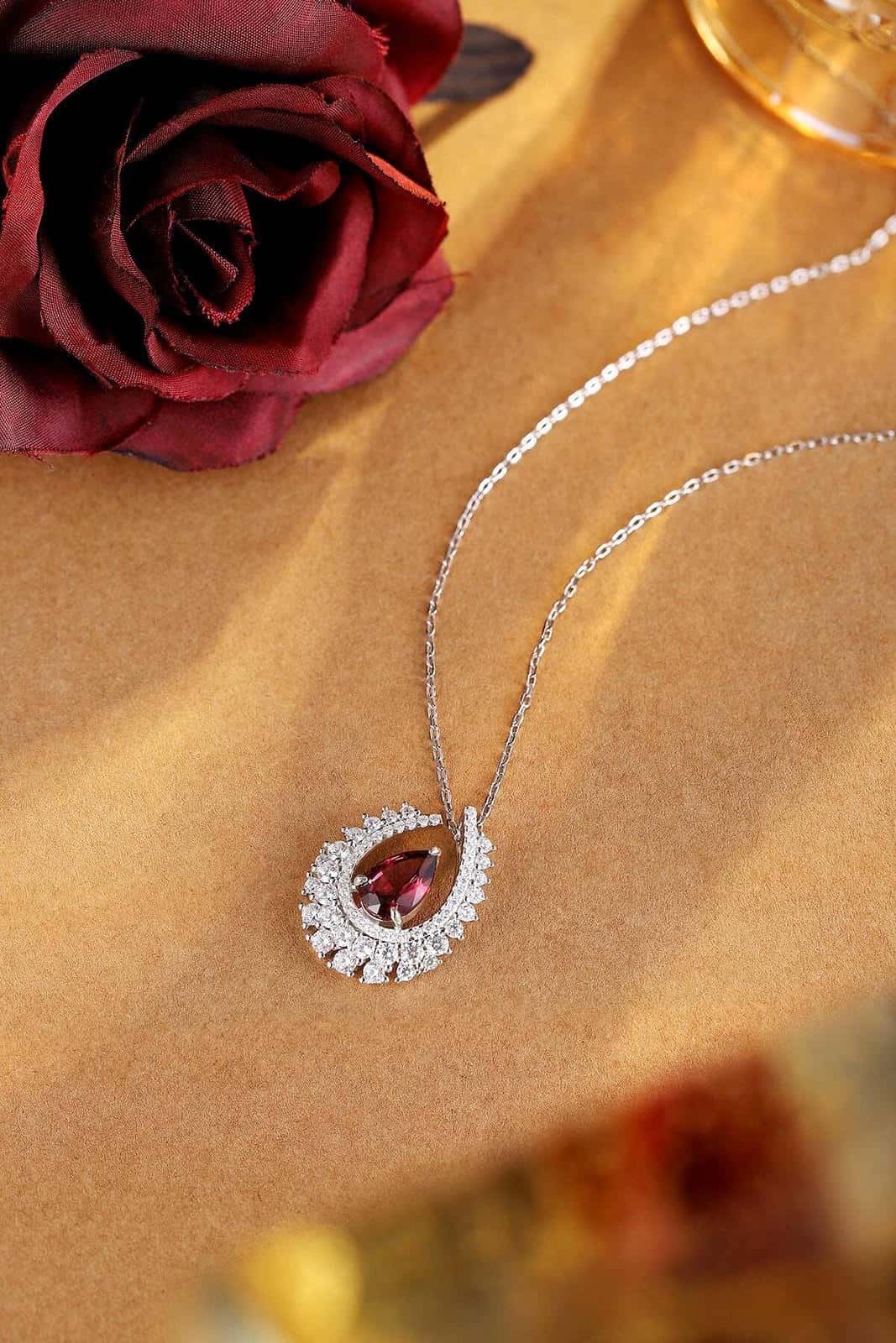 It has a natural deep-red garnet set in the center, with rich and gorgeous color.