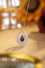 Surrounded by shiny diamonds, it has an exquisite design that adds a luxurious feel.