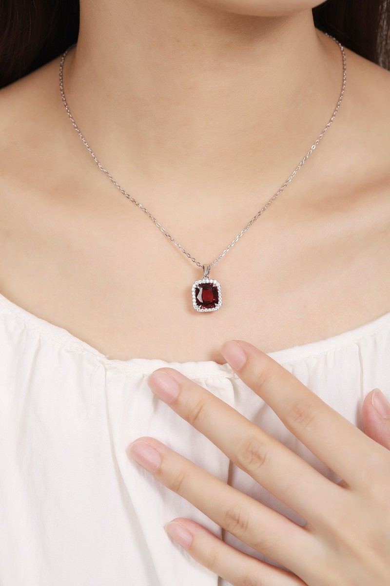 The S925 silver necklace boasts a fine clasp design. Square deep-red garnet with diamond halo, stylish and attractive shape.