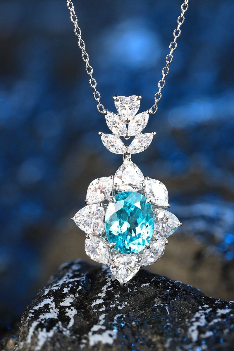 This silver jewelry made of S925 features a unique floral clasp design, with the Paraíba blue standing out among the diamond