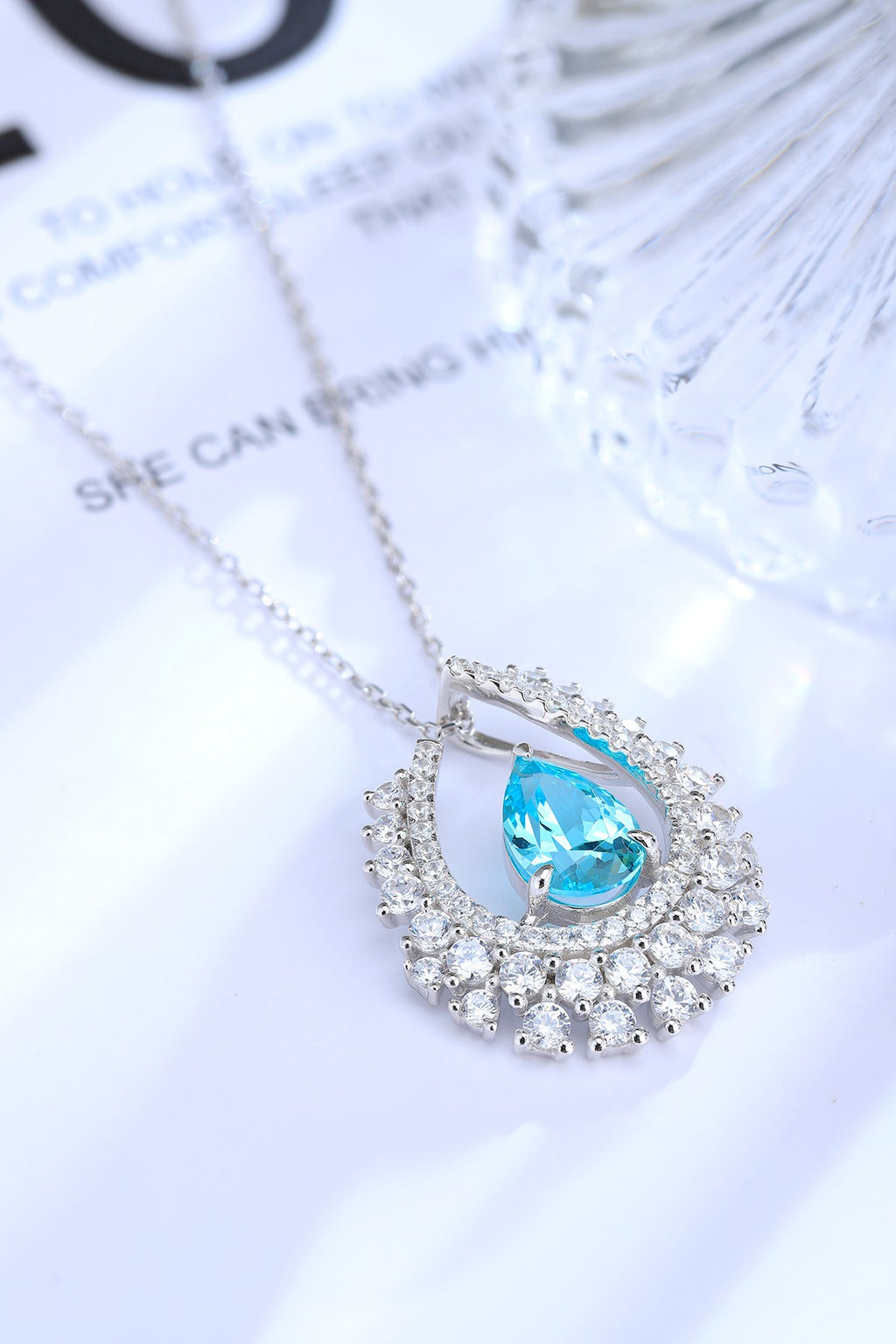 This silver jewelry is edged with diamonds and has an adjustable open design, with Paraíba blue and silver-white complementi