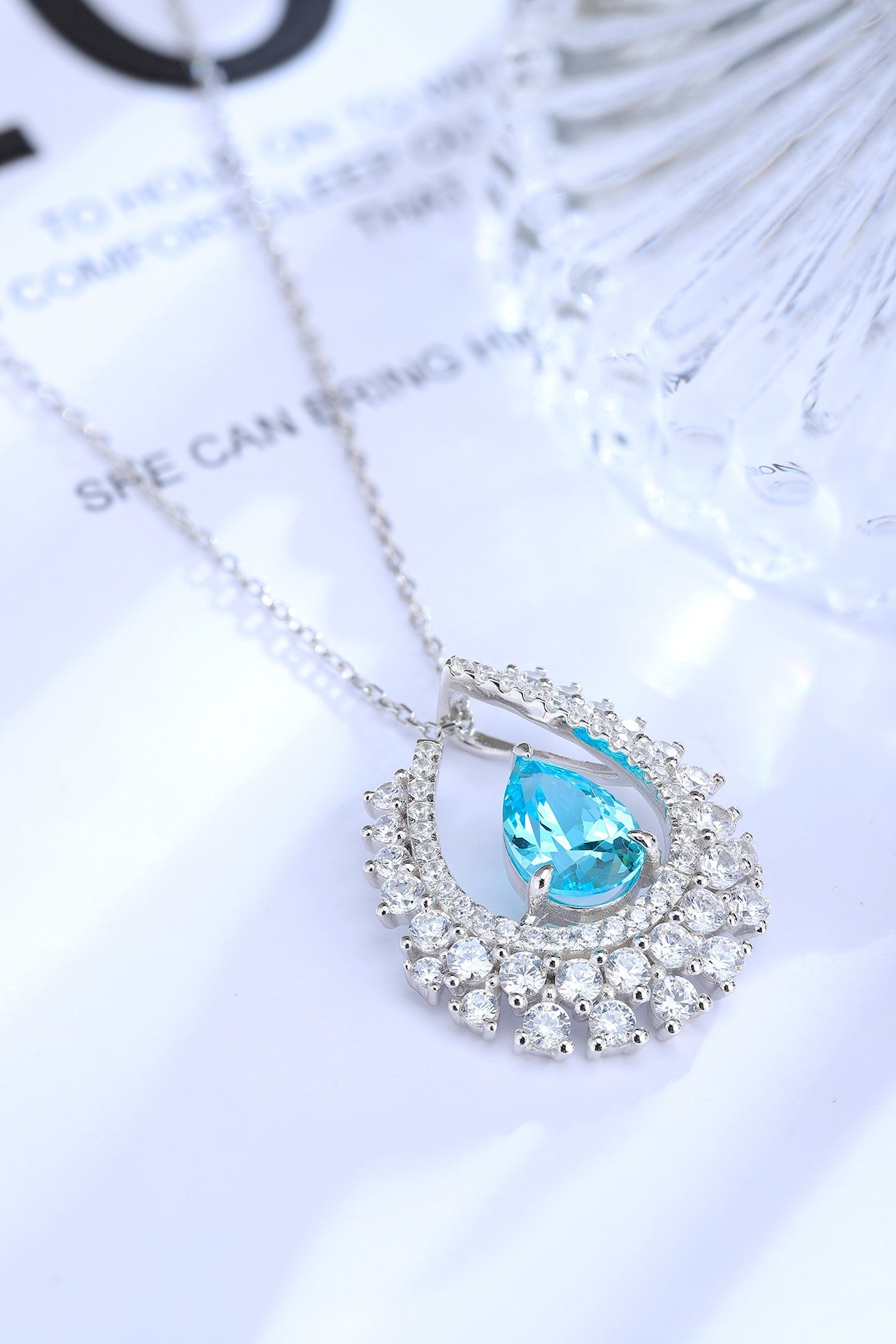 This silver jewelry is edged with diamonds and has an adjustable open design, with Paraíba blue and silver-white complementi