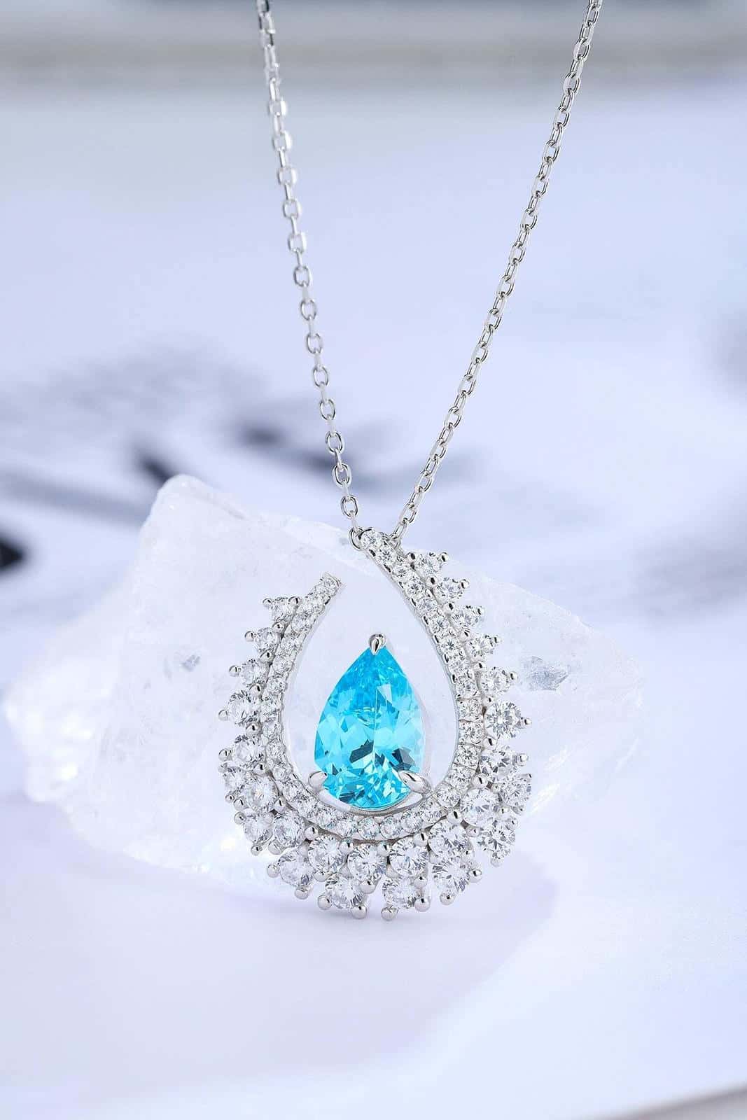 The S925 silver pendant has a practical open design, and the blue of the teardrop Paraíba shines more brilliantly against th