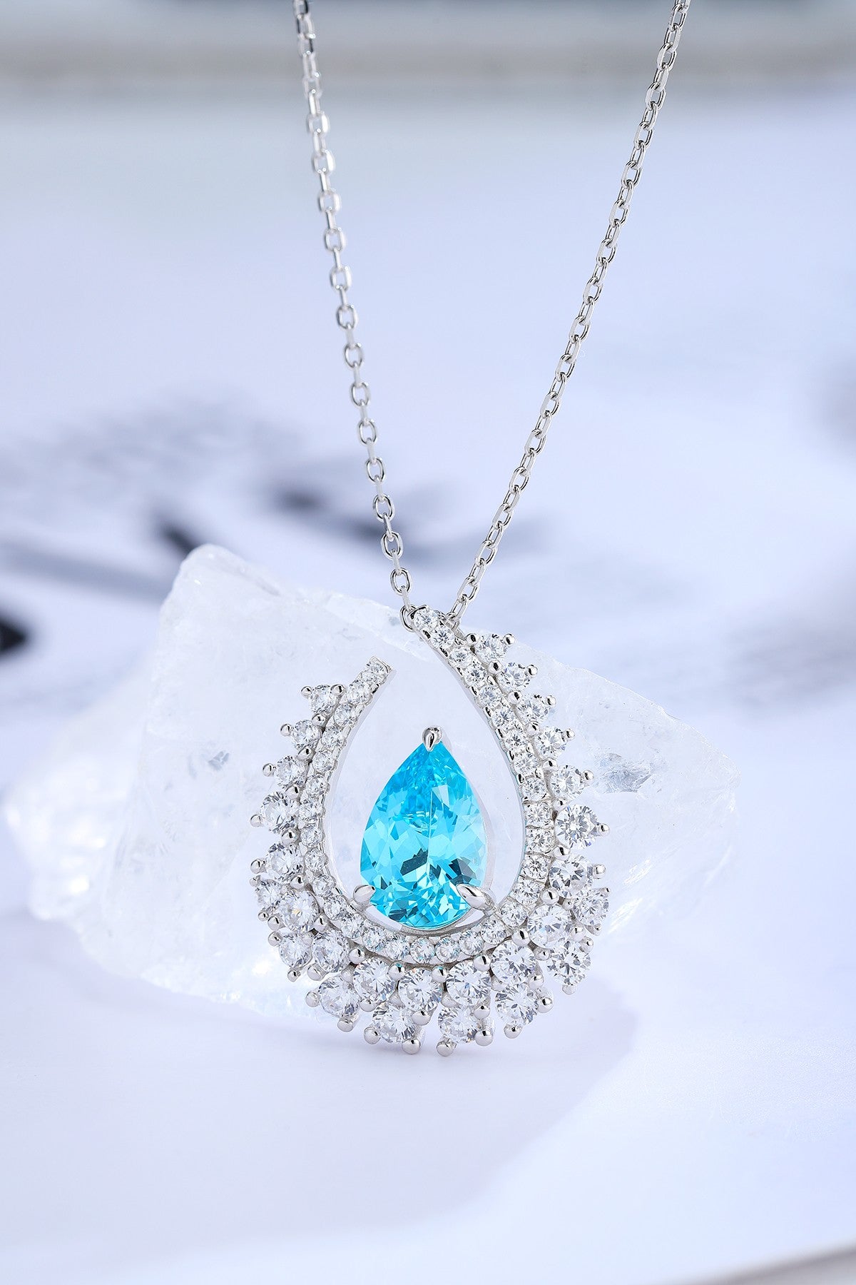 The S925 silver pendant has a practical open design, and the blue of the teardrop Paraíba shines more brilliantly against th