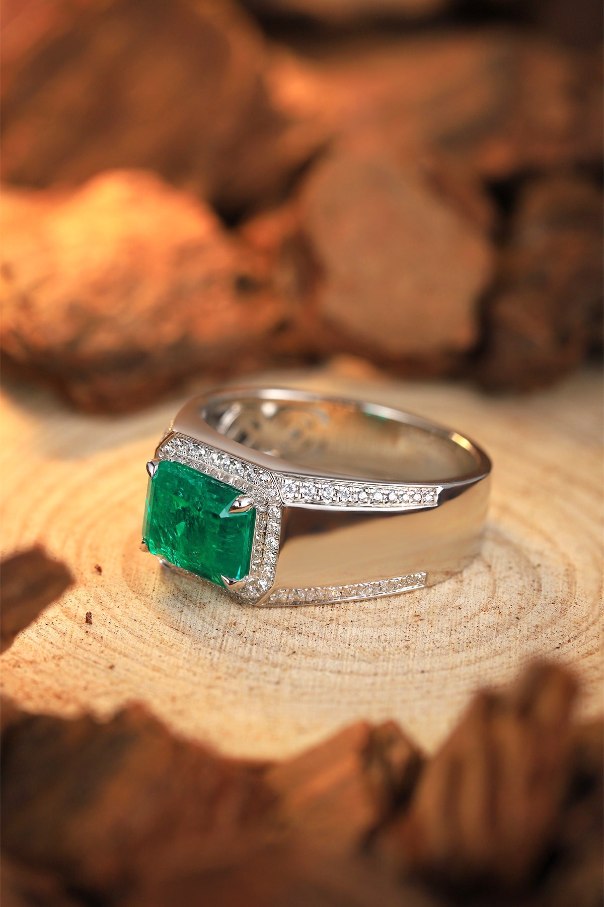 This S925 silver ring, open design, uses claw setting for emerald. Vivid green, rectangular shape is stylish.