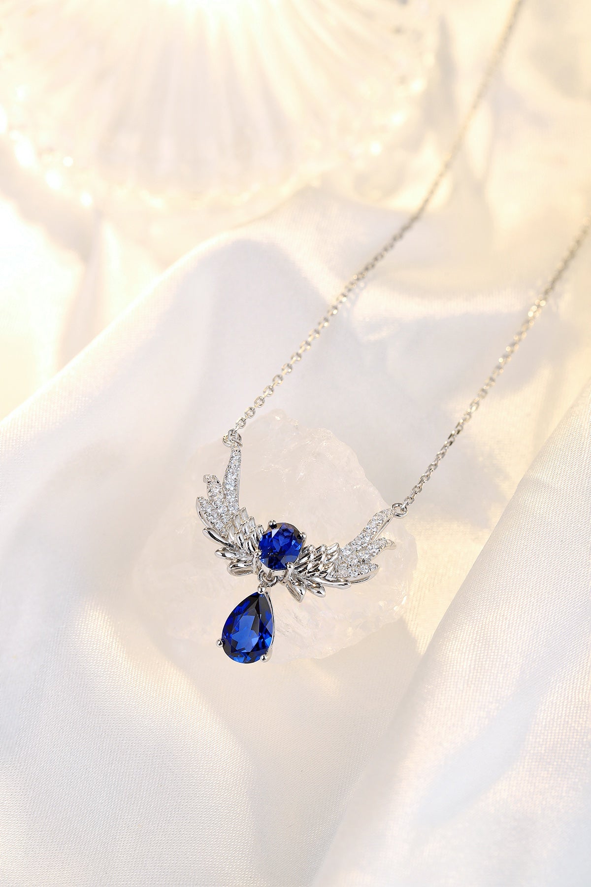 S925 silver with a practical clasp, the necklace in wing shape holds a sapphire, the teardrop blue is deep, and the overall s