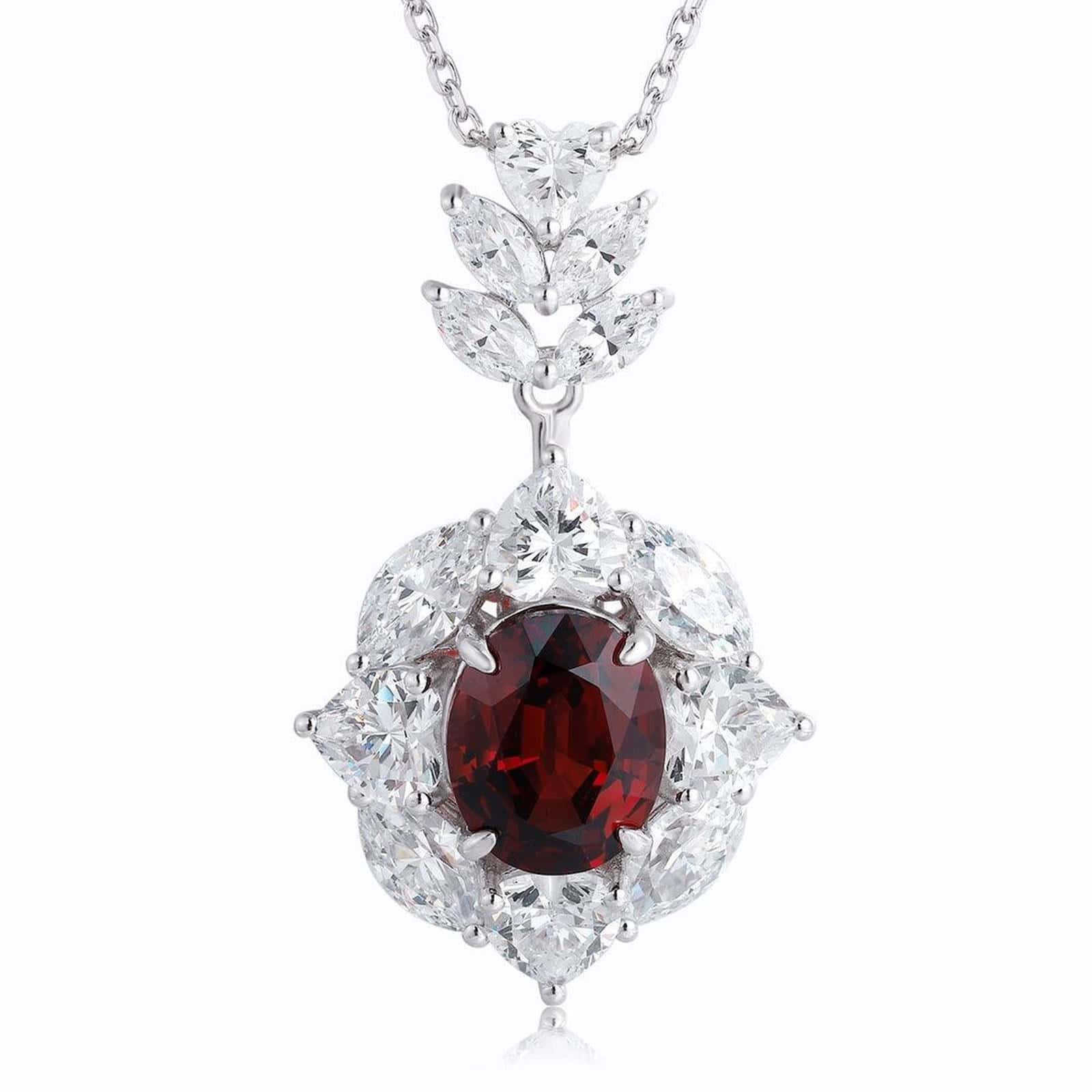 With natural garnet as the main material, a delicate clasp design, the deep-red main stone with diamonds exudes nobility.