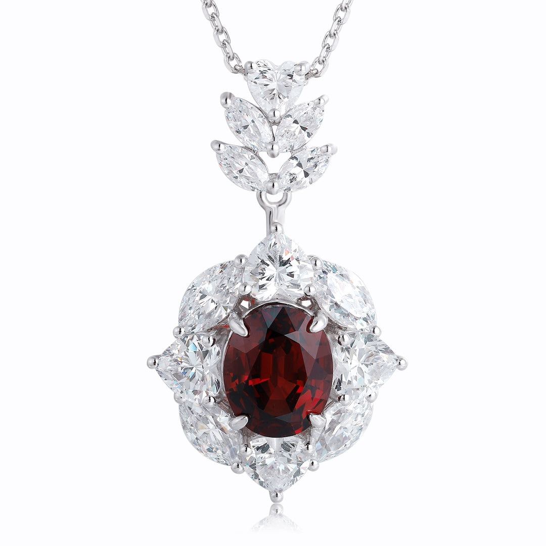 With natural garnet as the main material, a delicate clasp design, the deep-red main stone with diamonds exudes nobility.