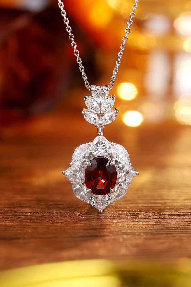 This jewelry is made of natural garnet, with a unique design and elegant clasp, interweaving deep-red and silver-white.