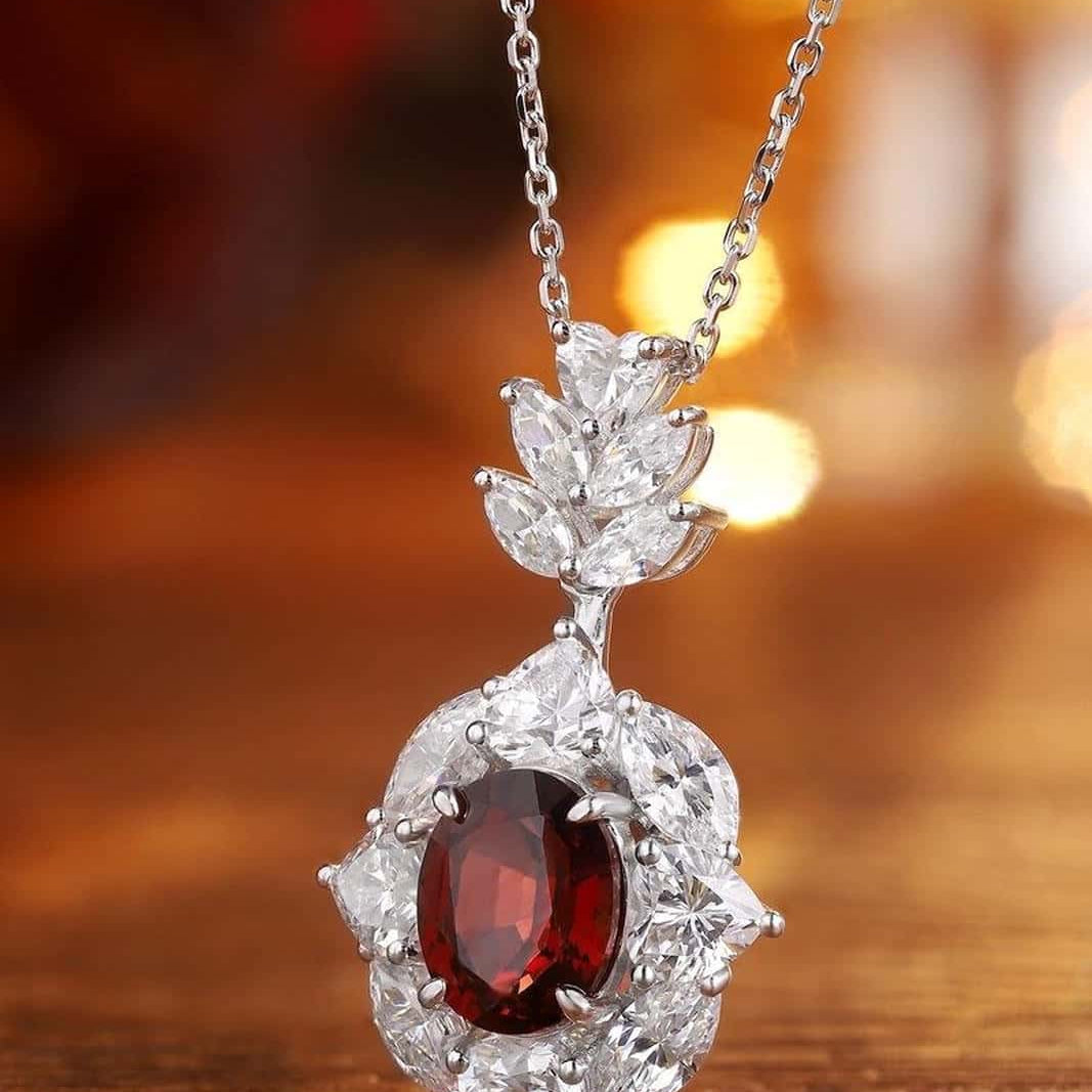 Made of natural garnet, with a chic floral design and clasp, the deep-red main stone looks gorgeous against the diamonds.