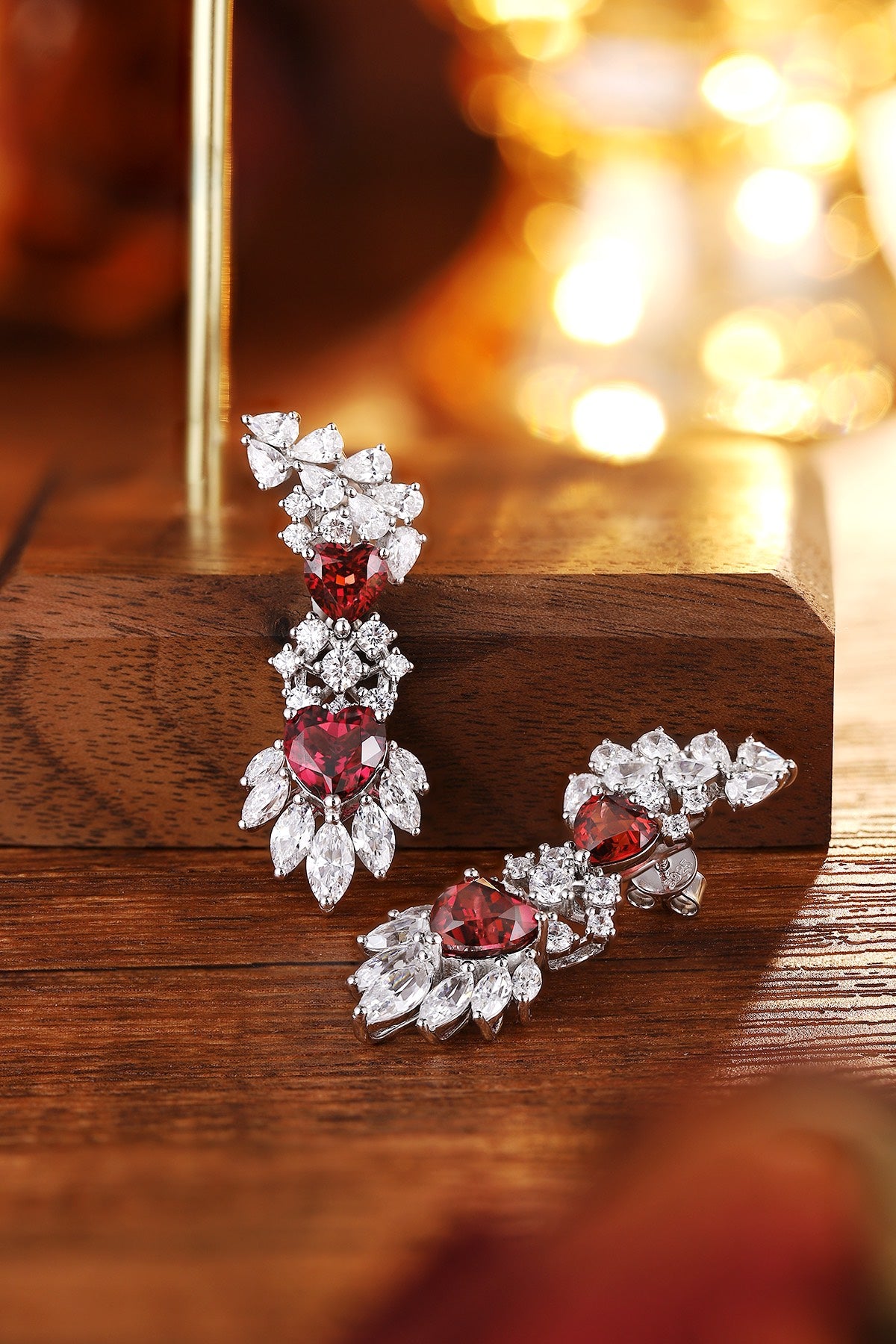The stud earrings made of S925 silver have delicate and durable ear clasps. The natural garnets have a charming deep-red colo