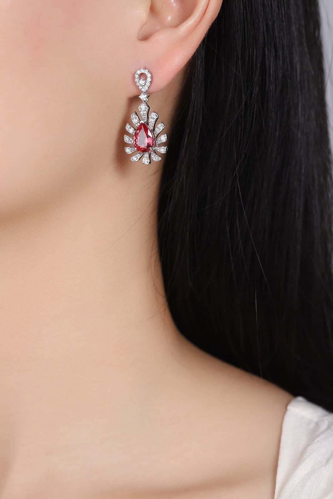 The S925 silver earrings have practical and easy-to-wear ear hook designs. The lab-grown padparadscha main stones feature a u