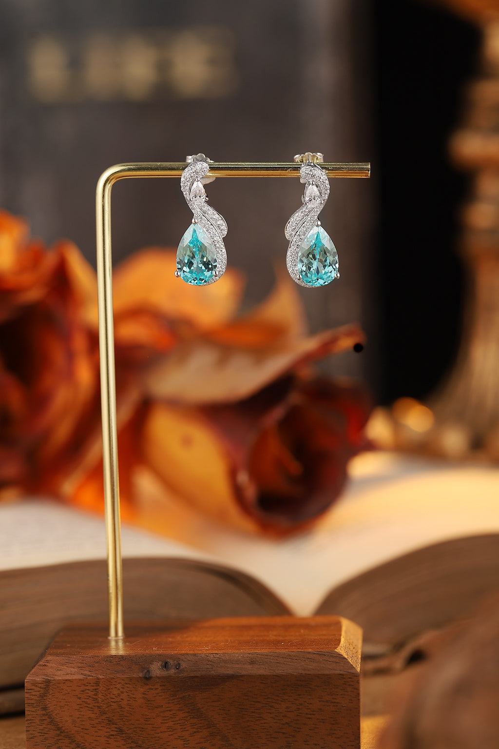 This pair of stud earrings uses S925 silver with reliable and easy-to-use ear clasps. The main stones are vivid lab-grown Par