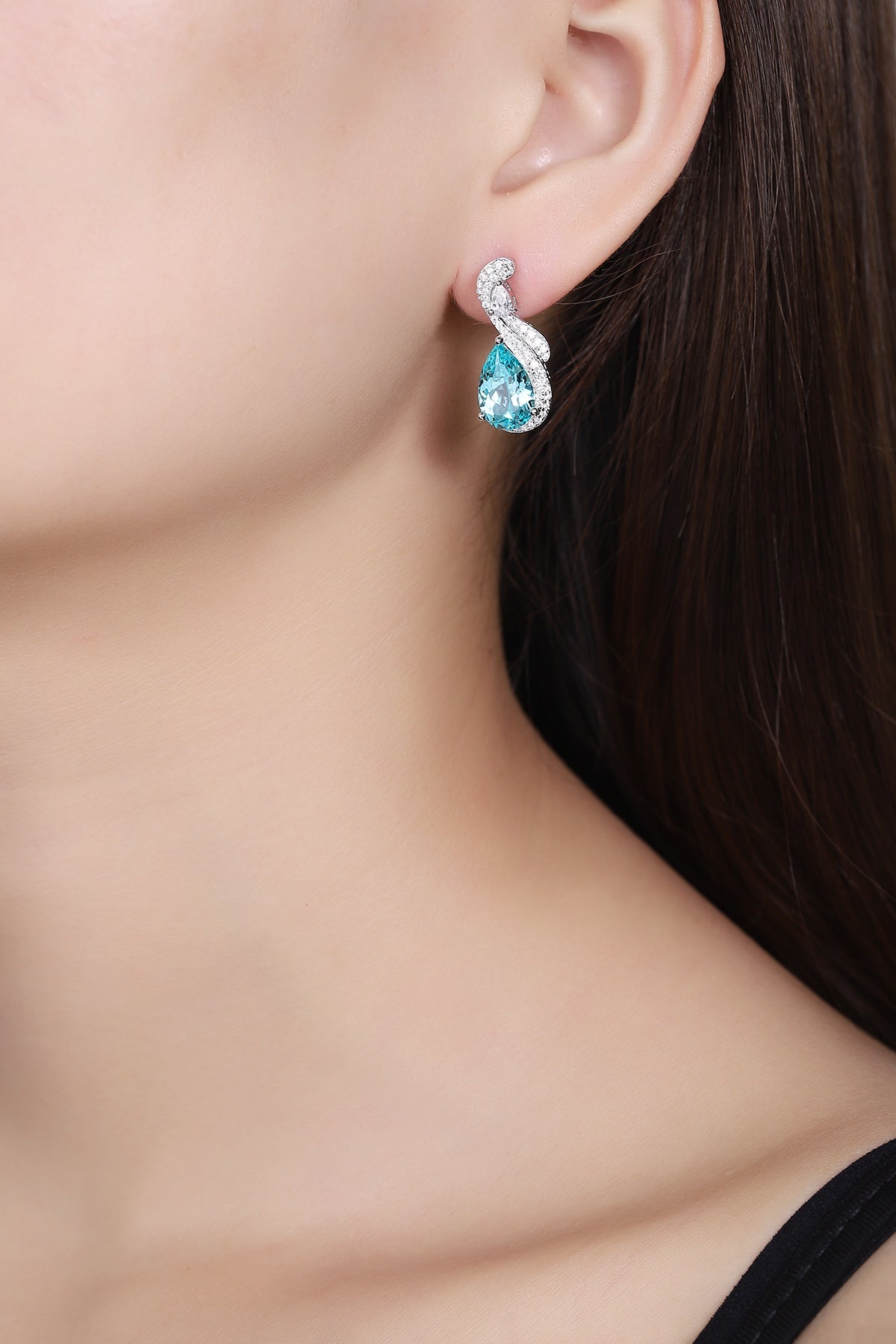 The stud earrings made of S925 silver have delicate and durable ear clasps. The lab-grown Paraibas are in lake blue with brig