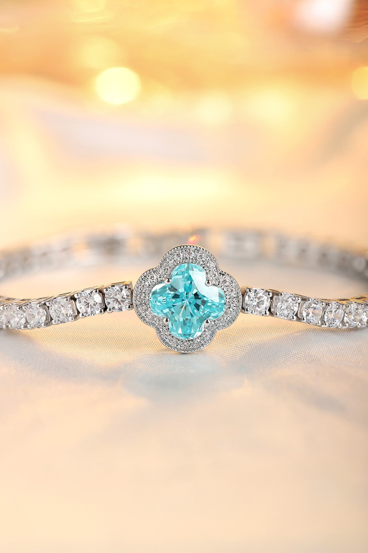 This S925 silver bracelet has a well - crafted clasp. Blue - green lab - grown diamond in flower shape, surrounded by diamond