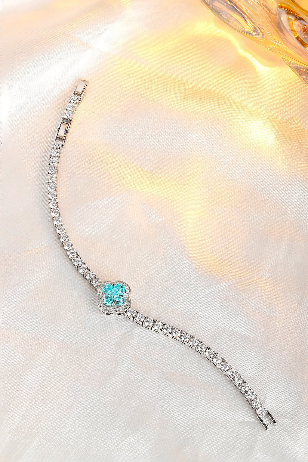 S925 silver bracelet, clasp well - made. Shows a floral design with a bright blue - green lab - grown diamond, charming and a