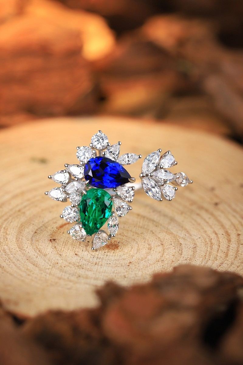 Look at this S925 silver ring with a flexible open design. The lab-grown emerald has a rich and pure color, like spring buds.