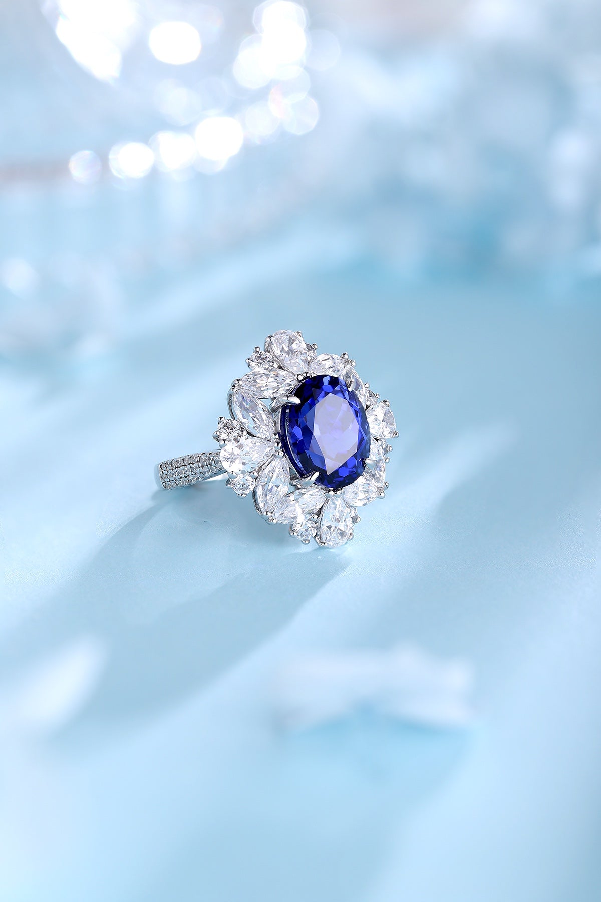 The ring made of S925 silver has a comfortable shank design. The blue lab-grown sapphire main stone has a deep color. With cl