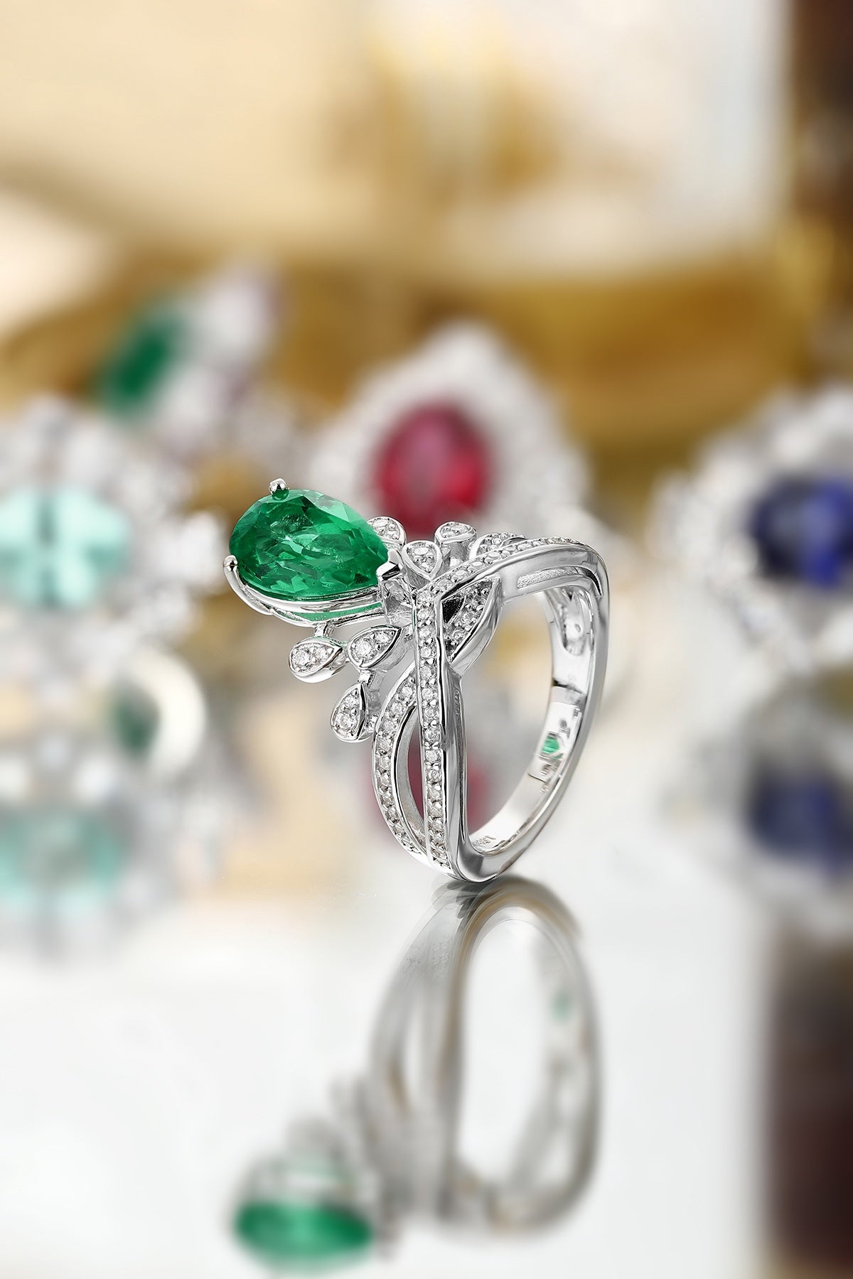 Flanked by shiny diamonds, the design is exquisite and charming.