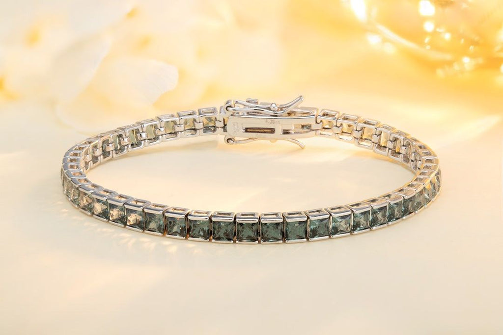 The S925 silver bracelet features a practical and easy-to-use clasp design. Lab-grown colored sapphires have a quietly elegan
