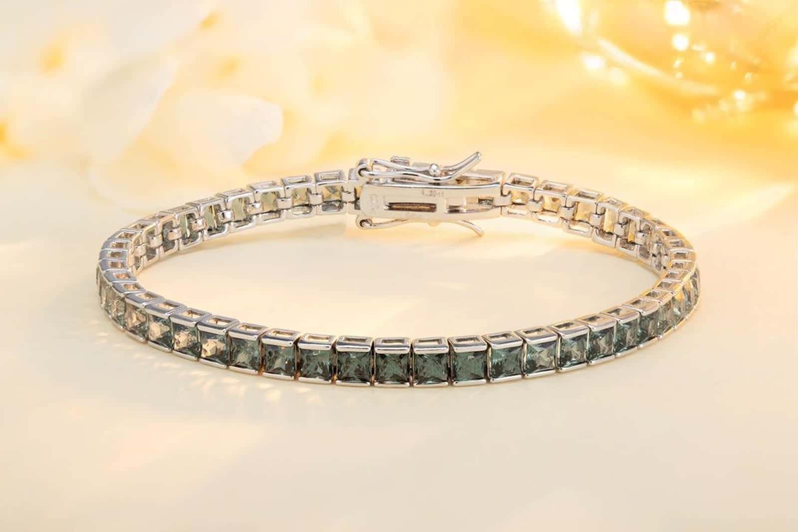 The S925 silver bracelet features a practical and easy-to-use clasp design. Lab-grown colored sapphires have a quietly elegan
