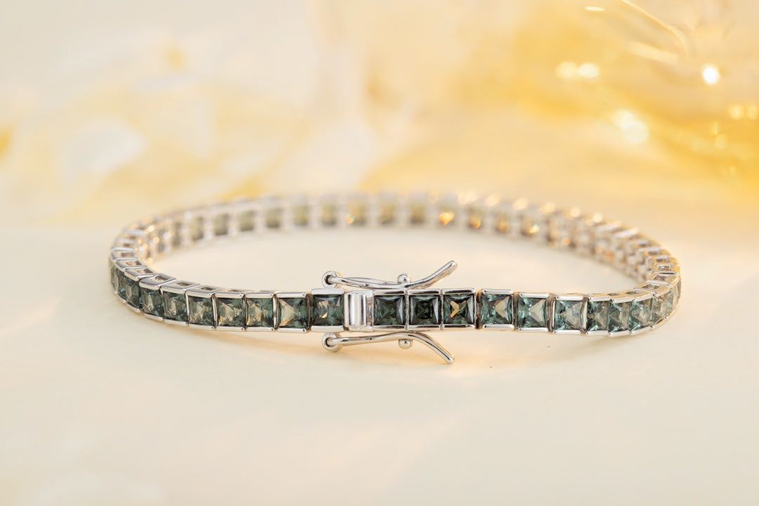 This bracelet uses S925 silver with a sturdy and reliable clasp design. Lab-grown colored sapphires display charming blue-gre