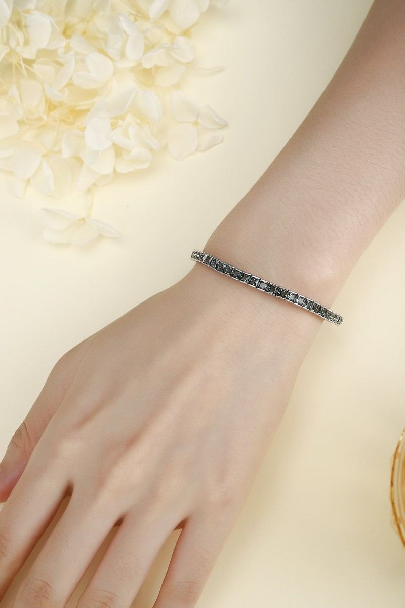The bracelet made of S925 silver has a simple and practical clasp design. Lab-grown colored sapphires are blue-green. Three s