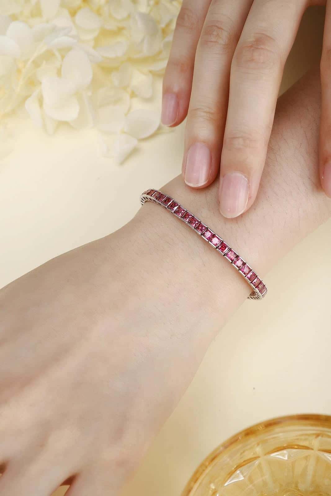The bracelet made of S925 silver has a reasonable clasp design. Embedded with pink lab-grown colored sapphires, it has a roma