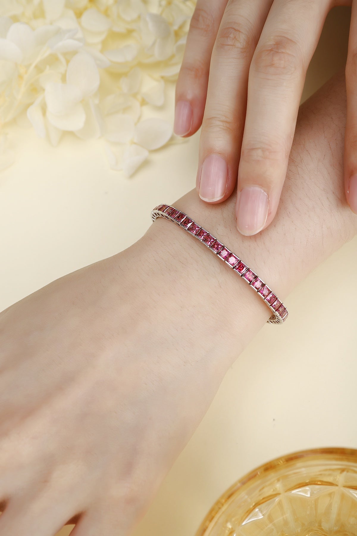 The bracelet made of S925 silver has a reasonable clasp design. Embedded with pink lab-grown colored sapphires, it has a roma